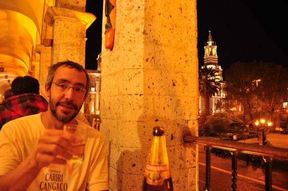 Cerveja em um dos muitos restaurantes da Plaza de Armas de Arequipa - Peru